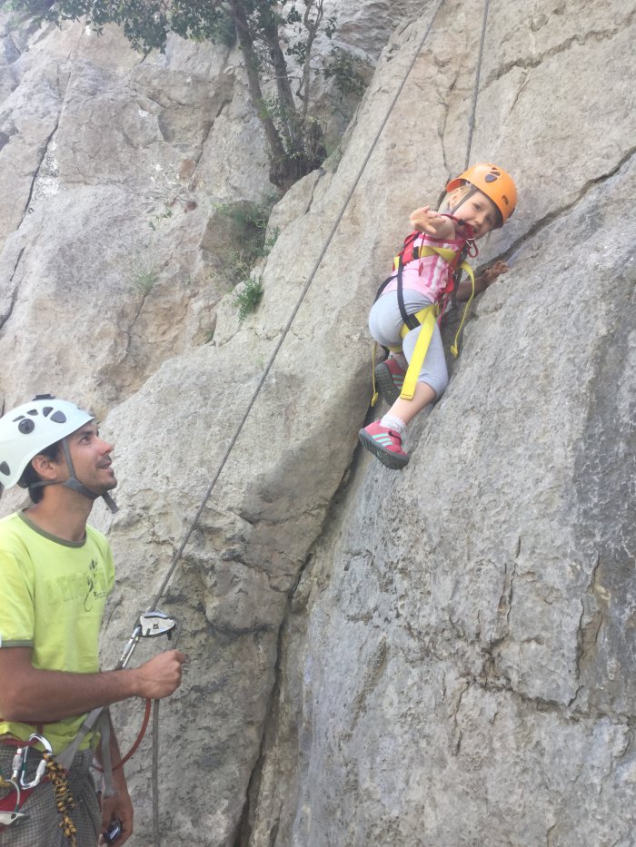 Sorties en Famille Sorties escalade canyoning via ferrata en famille : 1457632903.enfant.escalade.jpg