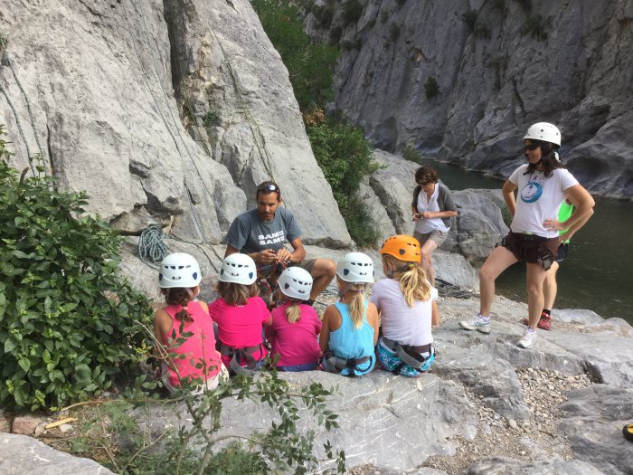 Sorties en Famille Sorties escalade canyoning via ferrata en famille : 1457632905.escalade.en.falaise.tautavel.1.jpg