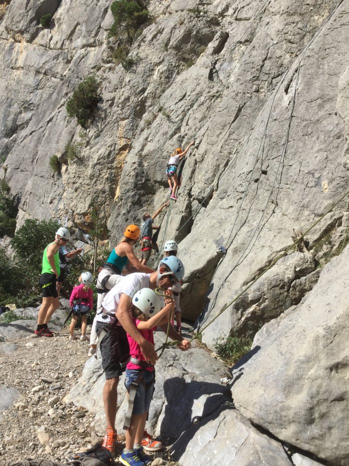 Sorties en Famille Sorties escalade canyoning via ferrata en famille : 1457632906.escalade.en.falaise.tautavel.3.jpg